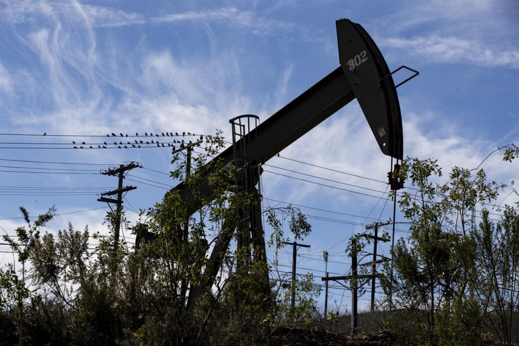 Fotografía de archivo del campo petrolero Inglewood en California (EE.UU.).