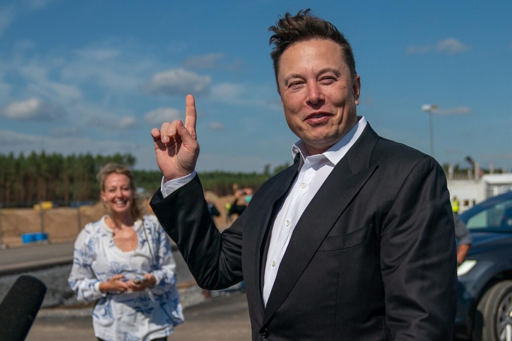 Elon Musk ‘hace vaca’ para pagar la compra de Twitter