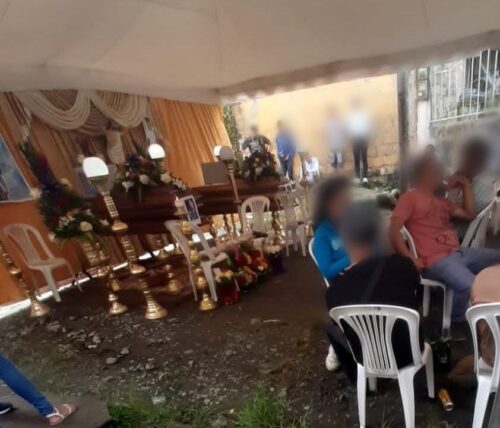 Reos son despedidos con lágrimas y disparos
