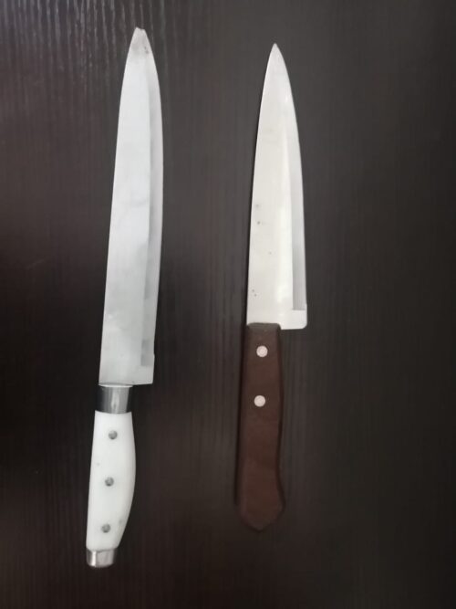 Dos cuchillos fueron retenidos por los uniformados de la policía.