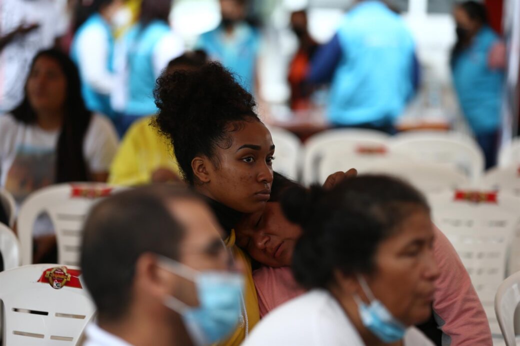 Familiares de los internos de la cárcel de Santo Domingo esperan noticias sobre sus seres queridos.