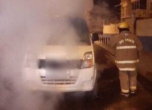 Incendio de vehículo genera alarma al sur de Ambato