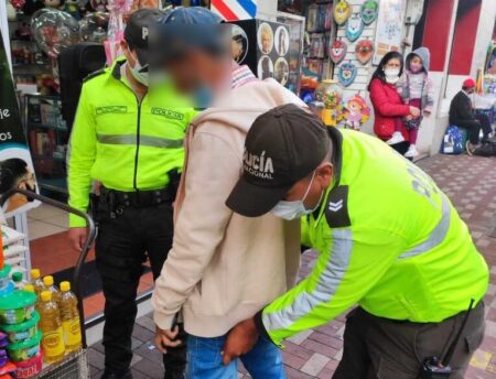 Policía interviene los mercados del centro de Ambato