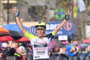 El checo Hirt gana la etaoa del Mortirolo y Carapaz guarda la maglia rosa