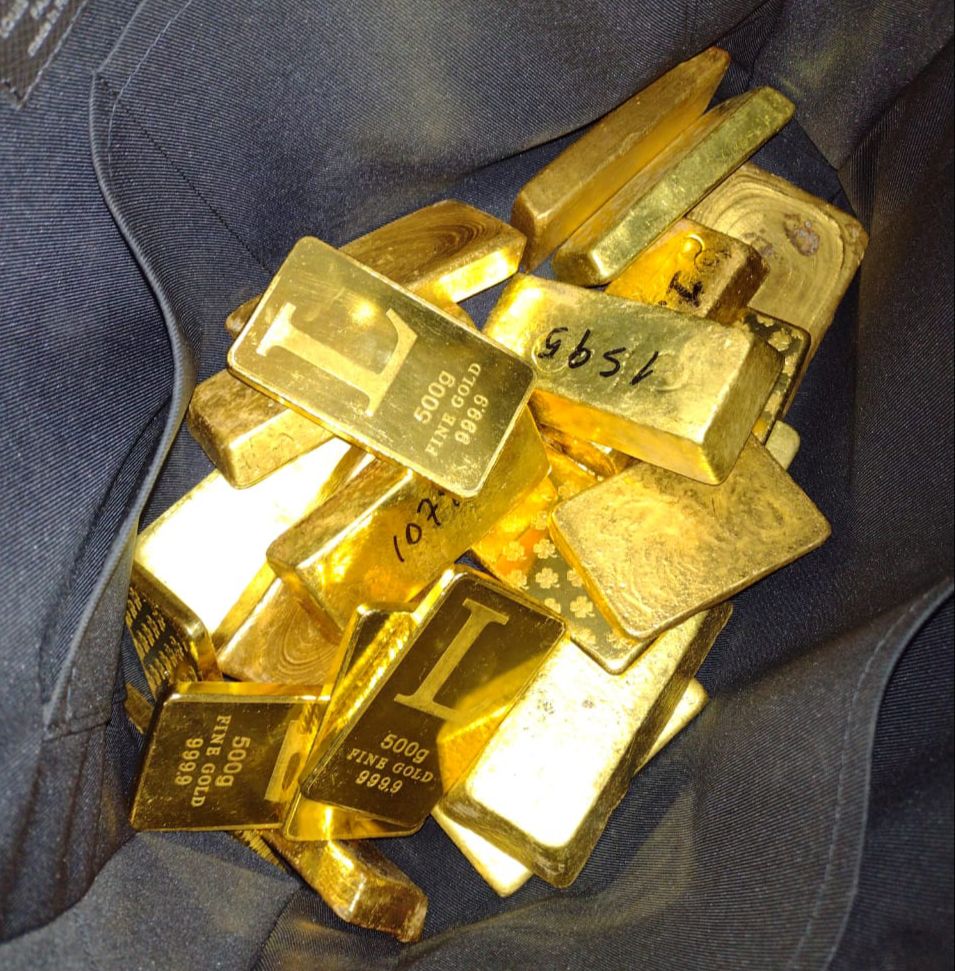 Varios lingotes de oro fueron decomisados durante el operativo.