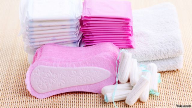 Mujeres cortan una toalla sanitaria hasta en tres por pobreza menstrual