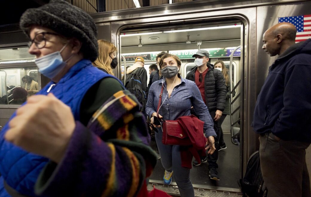 En el metro y el resto del transporte neoyorquino aún es obligatoria la mascarilla.