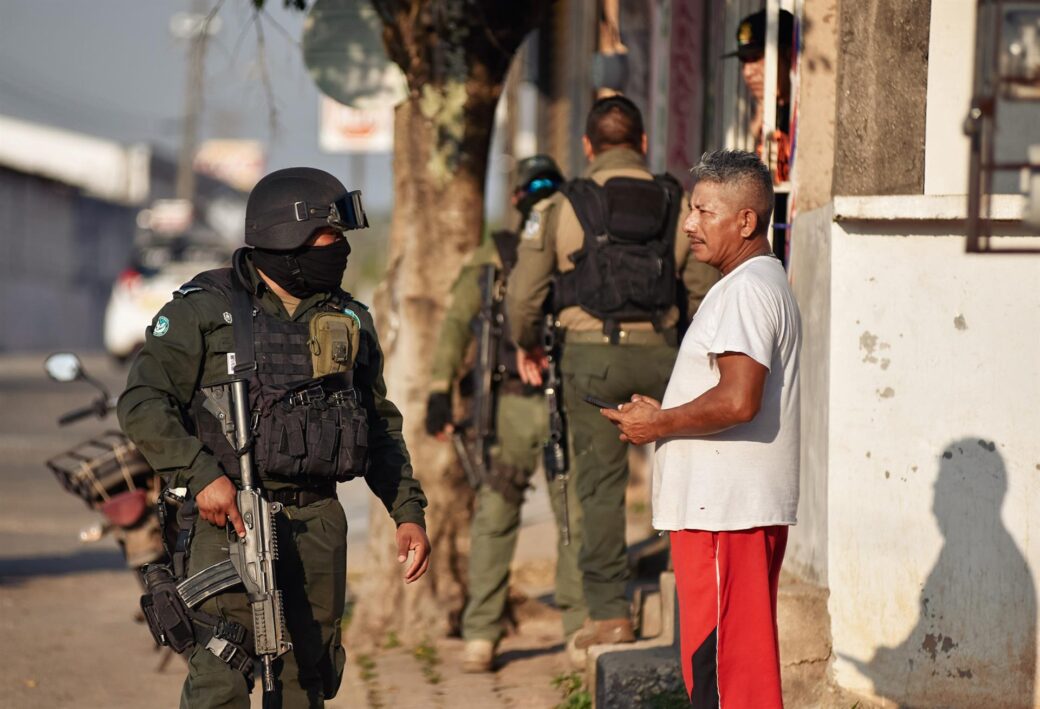 Miembros de la fuerza civil hablan con personas de la zona donde fueron asesinadas Yesenia Mollinedo Falconi y Sheila Johana García el lunes en Veracruz.