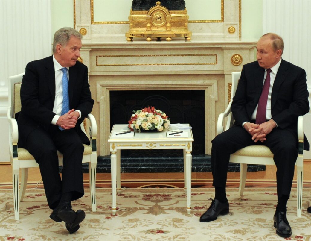 Imagen de archivo del presidente ruso, Vladimir Putin (d) y el presidente finlandés, Sauli Niinisto.