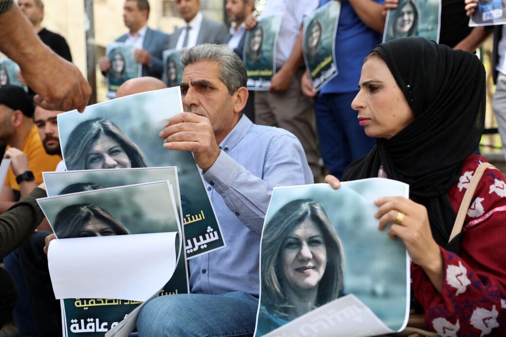 Periodistas palestinos protestan por la muerte de Shireen Abu Akleh., reportera de Al Yazira.