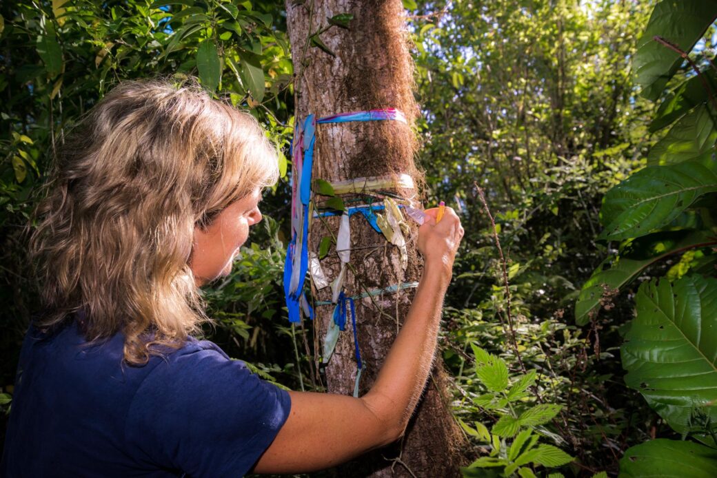 La ecóloga de restauración alemana Heinke Jäger realiza un recorrido por el ecosistema de Galápagos.