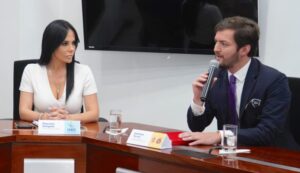 Marcela Holguín (UNES) y Esteban Torres (PSC), cabezas visibles de la nueva mayoría.
