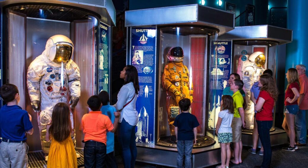 Seleccionadas las 10 niñas ecuatorianas que visitarán la NASA