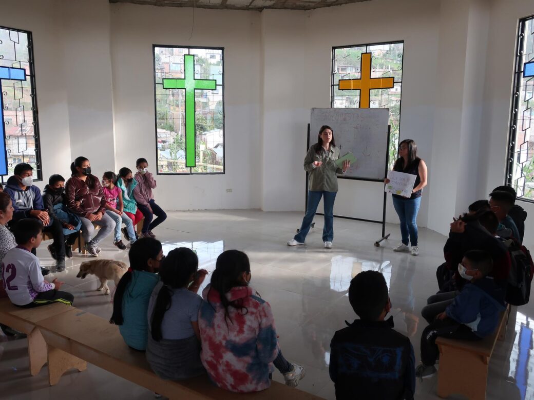 Niños participan en un taller sobre control de emociones y cultura de paz en una iglesia del barrio Tierras Coloradas (Loja).