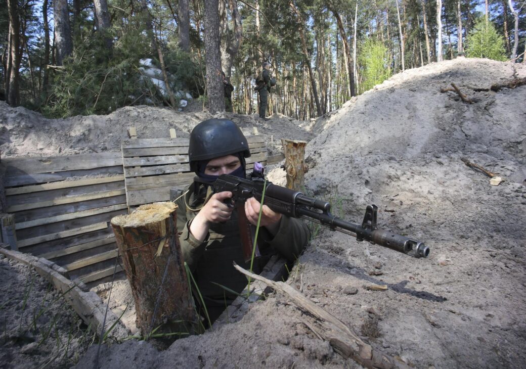 Un recluta ucraniano participa en un entrenamiento militar antes de ser enviado al frente.