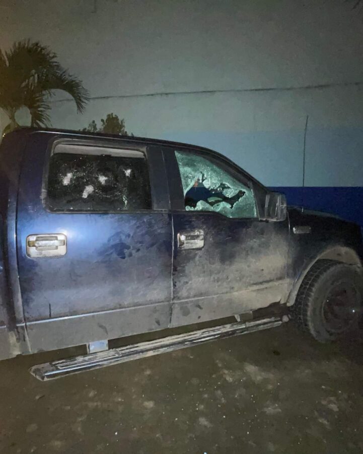 Sujetos rompen seguridades en UPC y destruyen vidrios de un vehículo