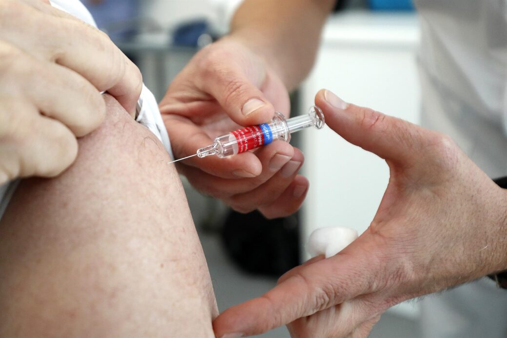 A pesar de que no existe tratamiento específico, la vacuna para la viruela humana parece tener efectos positivos contra la enfermedad,