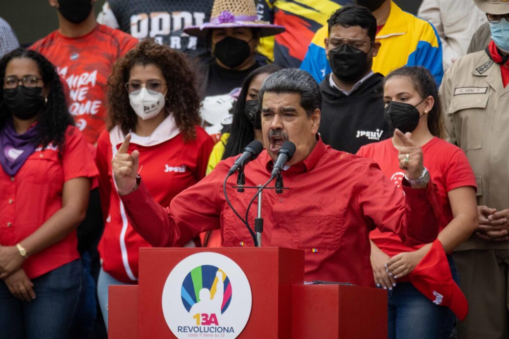 Maduro señaló que se ofertarán paquetes de hasta el 10% de las acciones de las firmas.