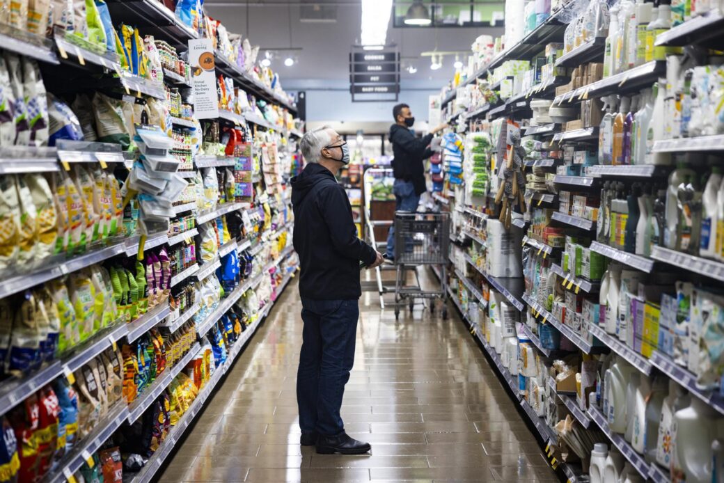 Venta de alimentos y artículos de limpieza en una tienda de comestibles Whole Foods en Washington