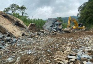 Más dinamita para rocas en la vía