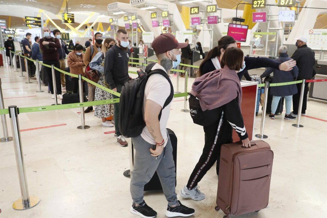 Viajeros en tránsito en el aeropuerto de Madrid (España).