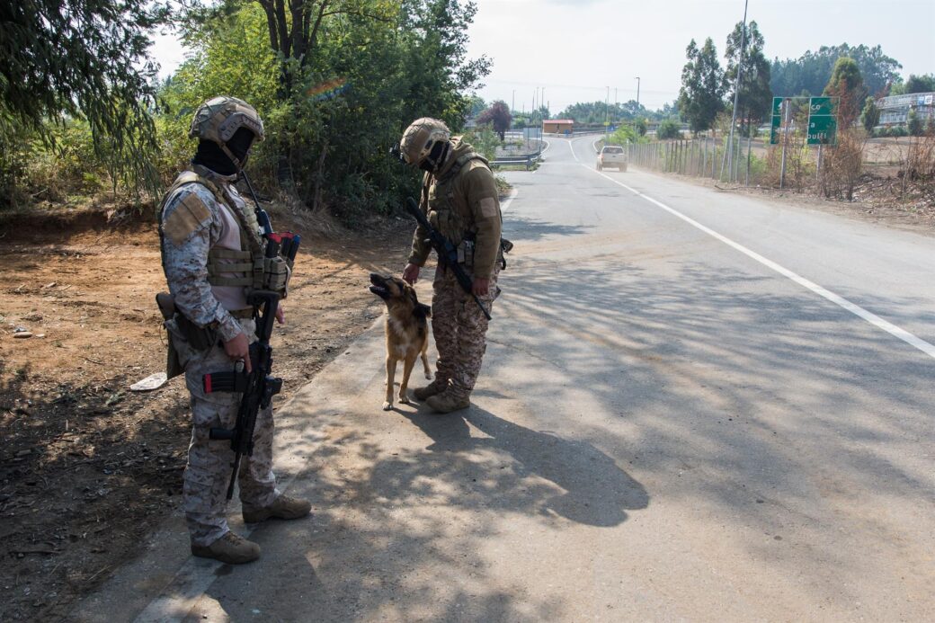 Imagen de archivo de un grupo de militares que custodia una carretera en los alrededores de la comuna de Ercilla (Chile).