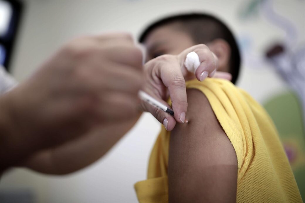 La OMS indica que la vacuna contra la viruela convencional es bastante eficaz contra esta variante. Imagen de archivo de una vacuna.