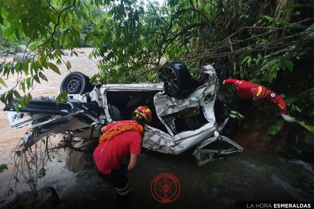Auto cae al Rio Lita en la vía Ibarra-San Lorenzo