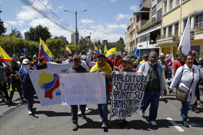 Movilizaciones. Manifestantes marchan pacíficamente hoy, durante la tercera semana de protestas en Quito