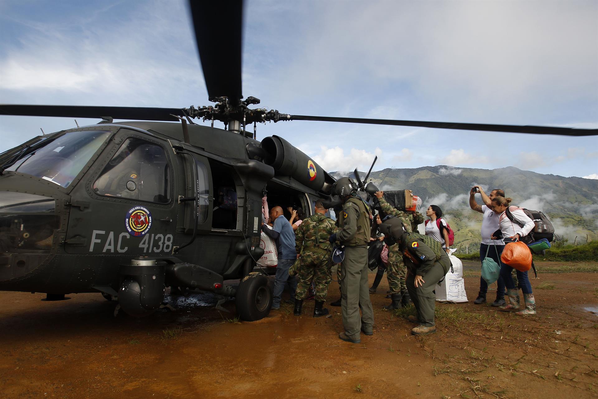 Colombia pone en marcha logística aérea para llevar votos a lugares remotos