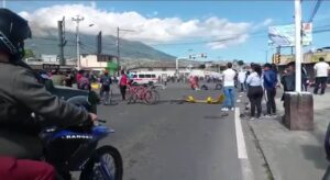 Mantienen bloqueo de vías en Imbabura y la protesta se concentra en Ibarra