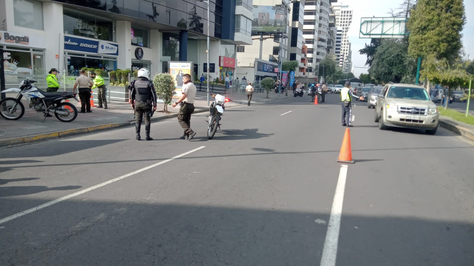 Se registró balacera en la avenida de los Shyris en un intento de robo a local en Quito