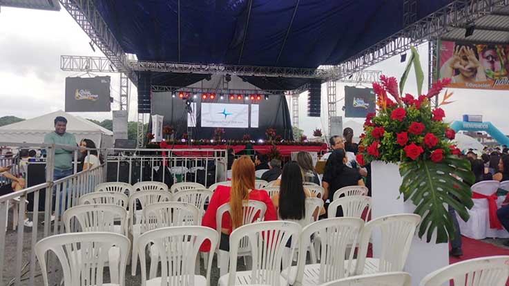 SITUACIÓN. El evento de presentación de candidatas a Reina de Santo Domingo inició con una hora y media de retraso. 