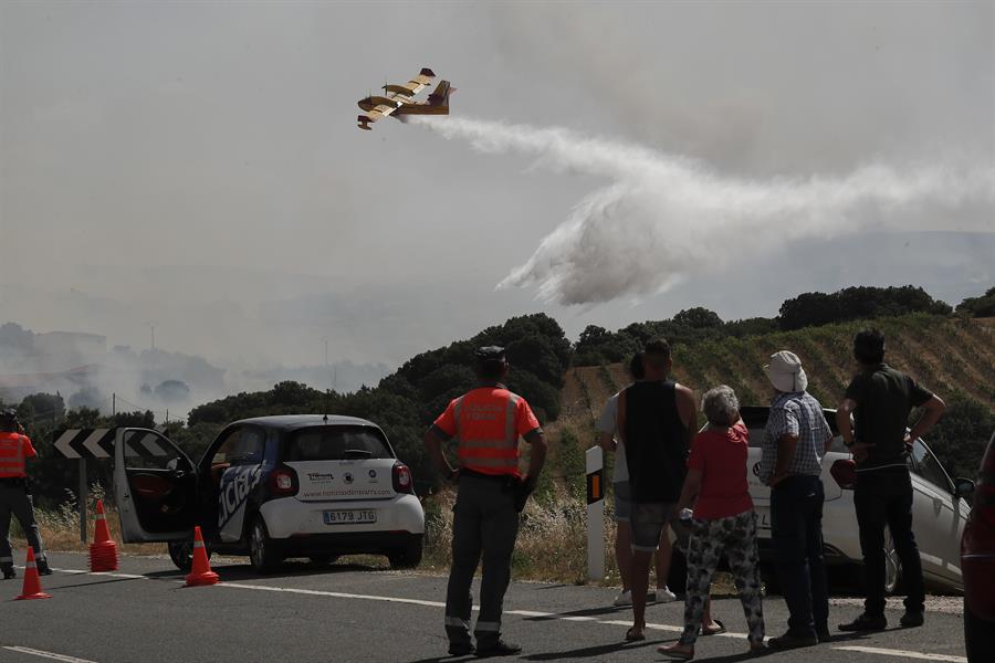 Los incendios mantienen contra las cuerdas a los bomberos en varias comunidades españolas