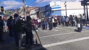 Rondas. En Otavalo y Cotacachi, los manifestantes recorren el centro para obligar a todos a cerrar los locales y unirse al paro. 