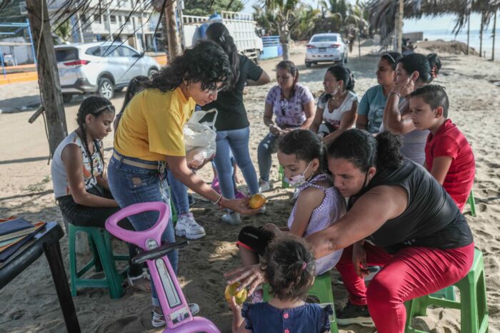 Integración. Personal de la oenegé International Rescue Committee (IRC) realiza un taller con niños venezolanos en Perú.