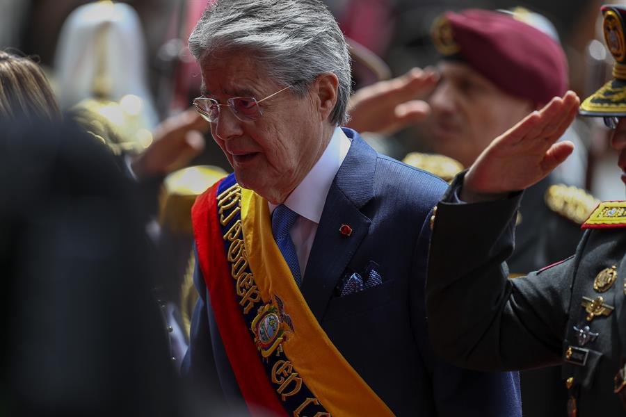 Presidente de Ecuador le pide a Petro fortalecer amistad entre los dos países