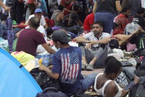 Caravana migrante instala campamento en el sur de México en espera de visas