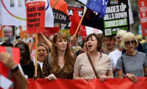 Miles de personas marchan por el centro de Londres para protestar por el aumento del costo de la vida