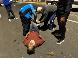 Heridos tras estrellar su carro contra un árbol en la Manuela Sáenz