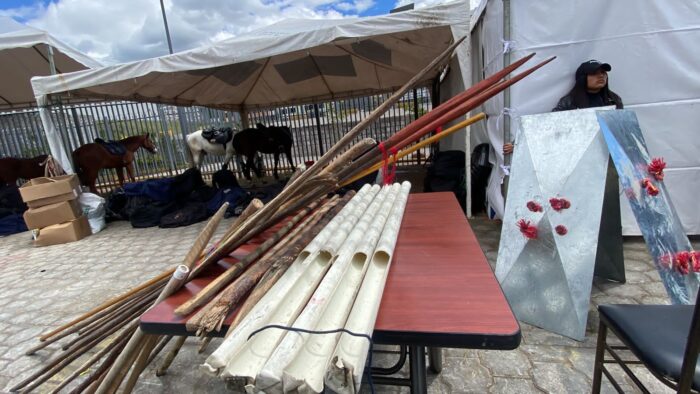 Evidencias. Objetos decomisados por la Policía Nacional, el 21 de junio de 2022, alrededor de la Casa de la Cultura en Quito.