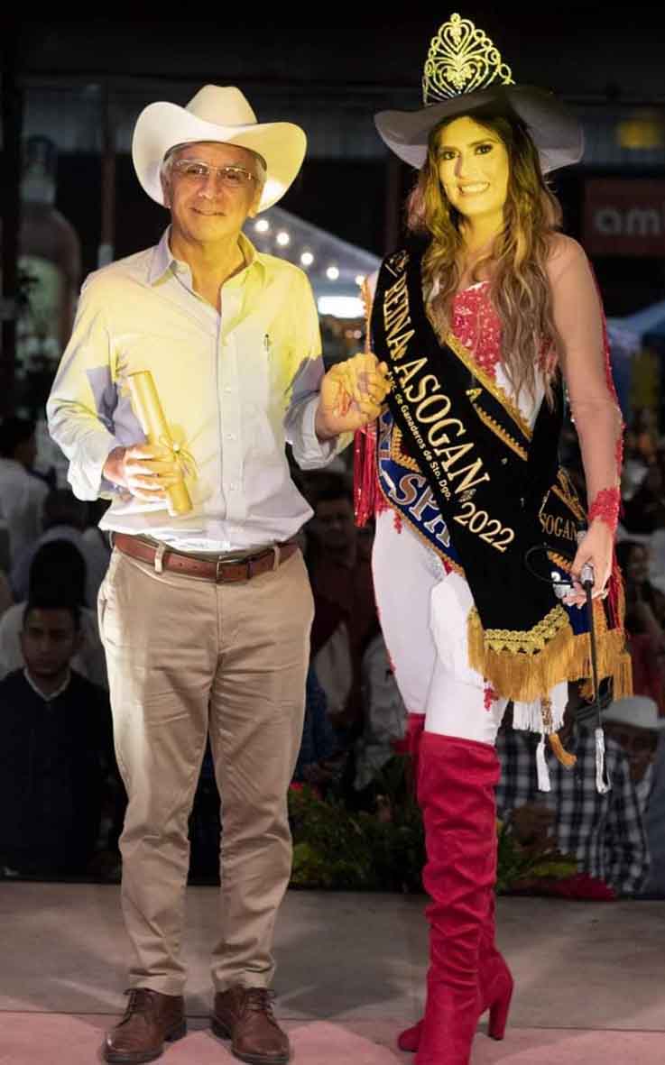 PRESENTACIÓN. Vinicio Arteaga, presidente de Asogan junto a la nueva soberana Lissette López.