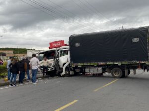 Conductor borracho provoca choque entre dos camiones