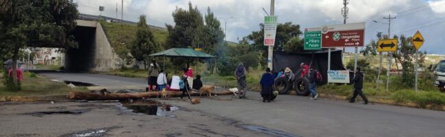 Supuestos manifestantes cobran ‘peaje’ para dar paso en la urbanización Aeropuerto en Izamba