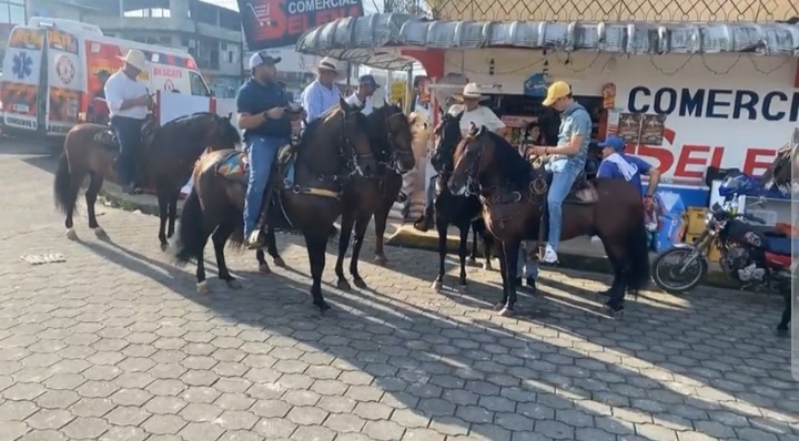 Paseo montubio y desfile cívico
