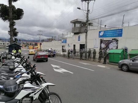 Lanzaron droga y cigarrillos a la cárcel de Ambato