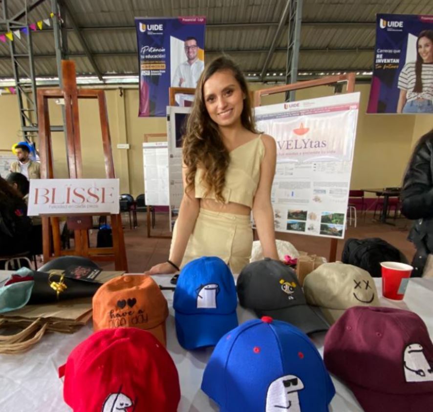 EMPRENDEDORA. El proyecto de Alejandra Granda, estudiante de Negocios Internacionales de la UIDE, fue la realización de gorras personalizadas.