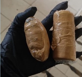 Intenta entrar a la cárcel con droga escondida en los glúteos