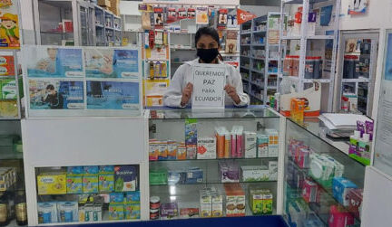 Varios ciudadanos buscan insumos en las farmacias.