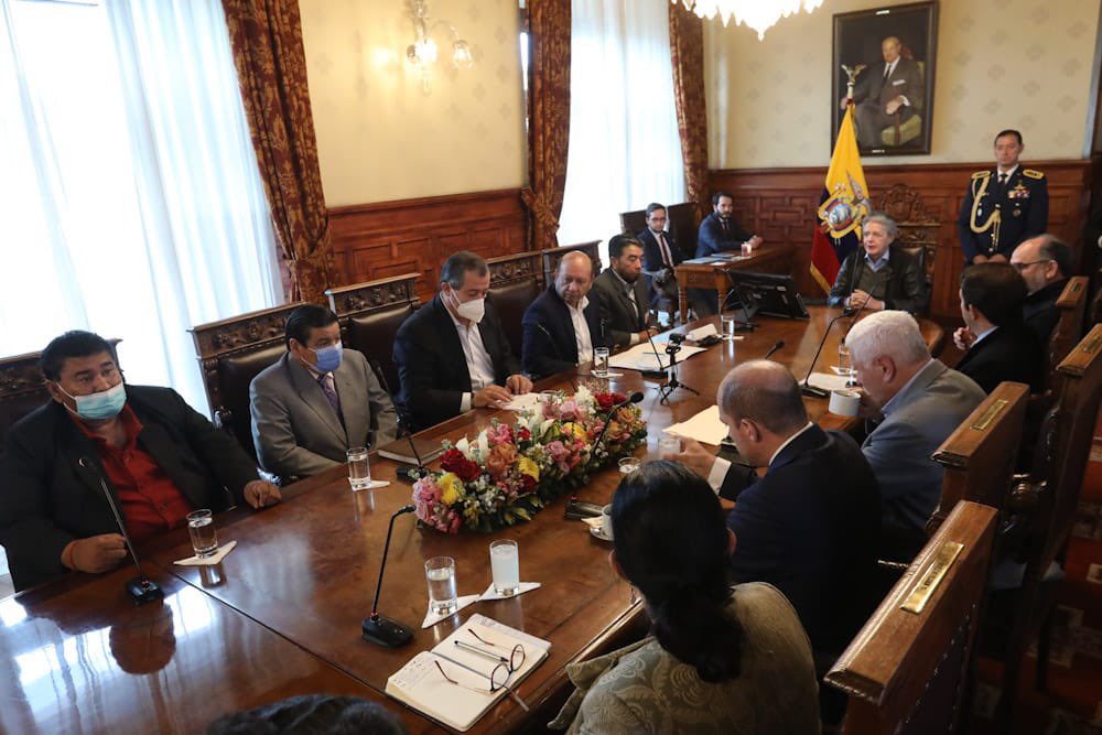 Gobierno y gremios de la transportación en reunión en Carondelet.